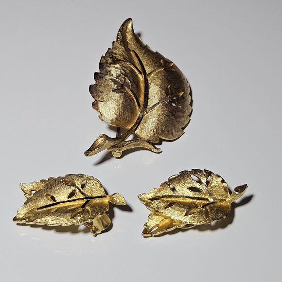 BSK Vintage Gold Plated Leaf Brooch & Clip-on Earring Set - Picture 10 of 15